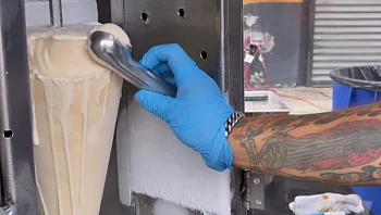 לא יודעים איך לאכול את זה: יש שווארמה גלידה, וזה לגמרי אמיתי