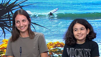 בת ה-11 שאיבדה את השמיעה כשנתקלה בחברה במעלית