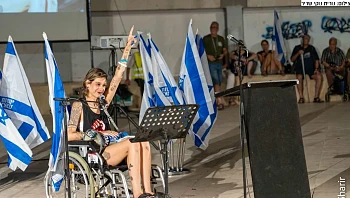 אלמוג טוענת כי הותקפה ע"י המשטרה במהלך הפגנה ומאז היא סובלת משברים באגן
