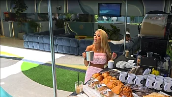 צפו בדיירים פותחים את היום עם עגלת קפה מפנקת של קפה ג'ו