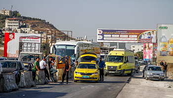 "אנחנו חיים פה, אין בעיות": הישראלים שעושים סידורים בשטחים