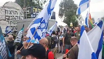 מאות מפגינים מול בית סמוטריץ': "נותן גב למיליציית חווארה"