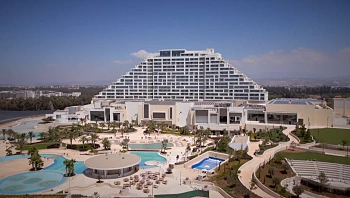 חוף מלאכותי, קזינו ענק וסוויטה ב-15 אלף יורו: כאן ילונו ראש הממשלה ורעייתו