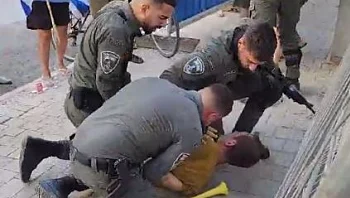 תלה שלט ליד בית השר - ונחקר; עימותים בין שוטרים למפגינים בת"א