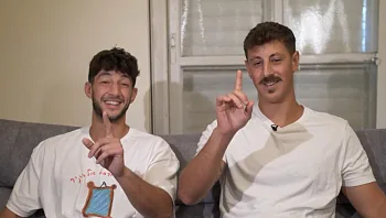 זה לא ספה, זה שזלונג! הצעירים שהפכו ויראלים בזכות ספה וקורקינט