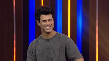 חושף קוביות בבטן: טל מוסרי מציג גזרה לוהטת רגע לפני גיל 50