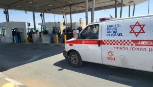 חשד לפיגוע דריסה במחסום קלנדיה: מאבטח נפצע קל, המחבל נעצר