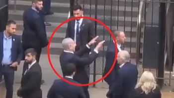 תיעוד: התנועה המזלזלת של נתניהו כלפי מפגינים בניו יורק