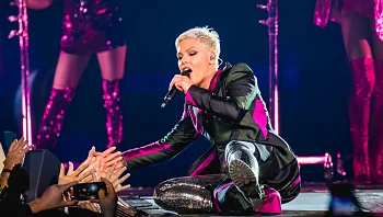 הפגין נגד ברית מילה - וגורש: "תוציאו את החרפה הזאת מפה"