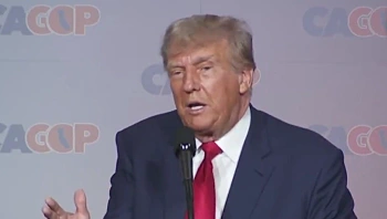 המופע של טראמפ: הנשיא לשעבר מייצר פרובוקציות - ומזנק בסקרים