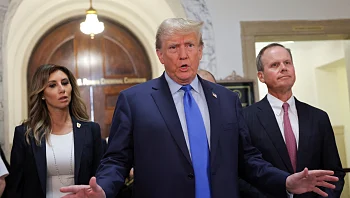 טראמפ הגיע לביהמ"ש בניו יורק: "ציד מכשפות, זו התערבות בבחירות"