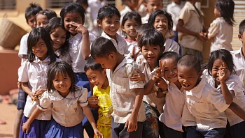 מדוע מתן כסף ומתנות לילדים במדינות עניות עלול לגרום נזק?