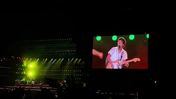 שר בעברית וניגן "שלומית בונה סוכה": ברונו מארס כבש את הפארק