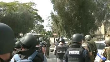 שכל העולם יראה את הזוועות: צה"ל עורך סיור לעיתונאים זרים בכפר עזה