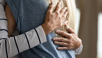 למצוא קרן אור בתוך החושך: כך תשמרו על שפיות בתוך הכאוס