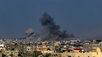 למרות איומי חמאס: מאות אלפי תושבי רצועת עזה נמלטים דרומה