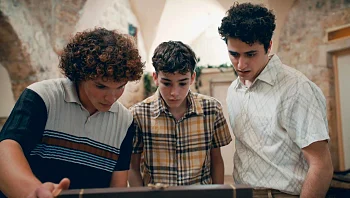 כראמל, עונה 1, פרק 1 - התיבה המסתורית