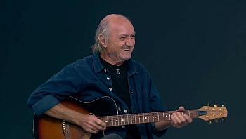 אסקפיזם מהול במציאות: עוזי פוקס שר "תחתונים וגופיות"