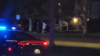 ירי המוני בארה"ב: מצוד אחר חשוד שרצח לפחות 22 בני אדם במיין