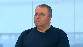 עבודת קודש: אלי אוסף חפצים מאזור המסיבה ומחזיר למשפחות