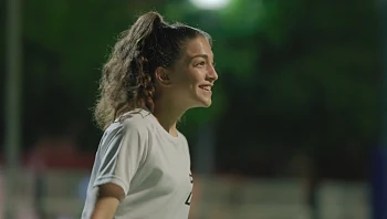 שלי הכובשת, עונה 1, פרק 1, - עכשיו הכדור אצלי