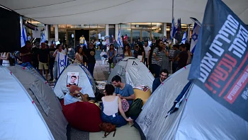 "אין לנו לאן ללכת": לילה במאהל עם משפחות החטופים