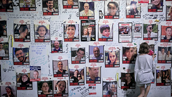 בישראל מאשרים: מתקיימים מגעים לעסקה משמעותית לשחרור חטופים