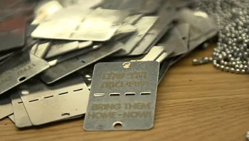 תחקיר: מוכרים דסקיות להשבת החטופים - ולוקחים את הכסף לכיסם