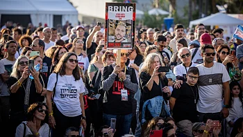 אלפים חוגגים בכיכר החטופים: "נחזיר את כולם"