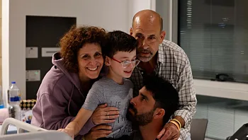 "הם היו עם עוד אנשים, זה נתן להם אפשרות לתקשר אחד עם השני"