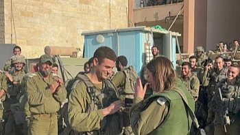 "אמר לא לשאול שאלות וכרע ברך": בני הזוג התארסו בלב רצועת עזה