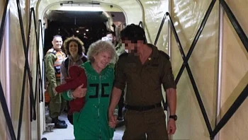 רותי מונדר בעדות בלעדית מהשבי: "היה מחניק, ישנו על כיסאות"