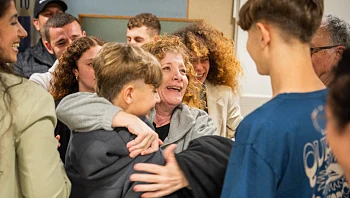 חזרו הביתה: רגעי האיחוד של 10 משוחררות הפעימה החמישית