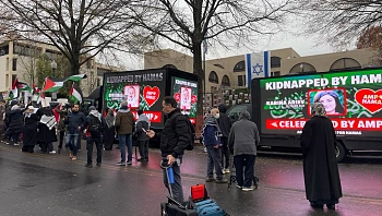 ארה"ב: ארגונים ישראלים הקרינו את זוועות חמאס מול הפגנה פלסטינית