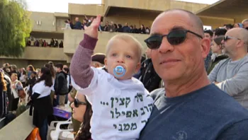 "יש לי רעיון": נכדו בן ה-7 של החטוף מייעץ לקצין הקישור