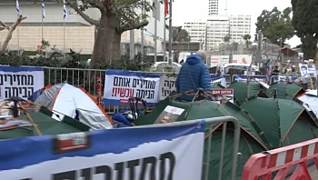 "נהיה פה עד שזה ייגמר": משפחות החטופים מתבצרות מול הקריה