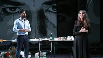 צופה צילם את קרן מור כשהיא ללא חולצה; בקאמרי הגיבו: "עבירה"