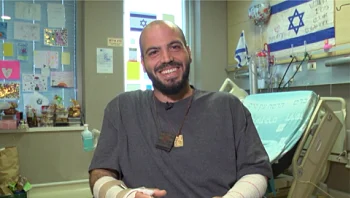 "לא ייקחו את ממני את החיוך": החובש שנפצע והדריך איך לטפל בו