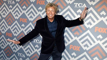 תלונות נוספות נגד המפיק של אמריקן איידול: "כפה את עצמו"