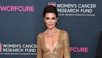 אף פעם לא מאוחר מדי: הכוכבת בת ה-60 פותחת את 2024 בסלפי עירום