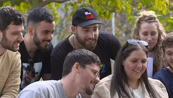 "אנחנו משפחה": קבוצת הצעירים מכפר עזה שחזרה לקיבוץ