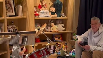 בן השנתיים של השחקנית הציג כישורי תיפוף - ושבר את הרשת