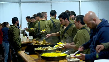 "כמו להיכנס הביתה": המושב שהפך לתחנת רענון לחיילים שיוצאים מעזה