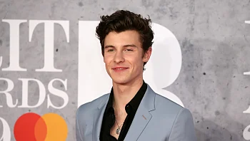 לוהט בשלג: שון מנדס משחק בשלג בלי חולצה - וזה וואו