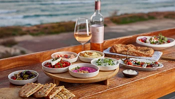 קודם אוכלים ואז רוקדים: החאפלה היוונית של השרון נפתחה לקהל