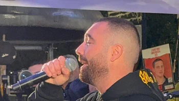 עומר אדם סגר את העצרת - ולא יכלנו להוריד את העיניים ממה שלבש