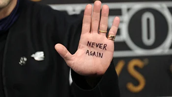 "NEVER AGAIN": כוכב "הכתר" במחאה על השטיח האדום של האמי