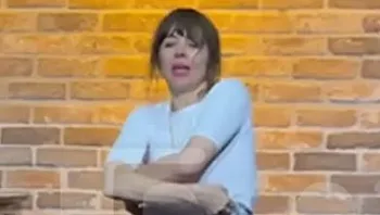 במהלך ההופעה ולעיני הקהל ההמום: הקומיקאית התפשטה על הבמה