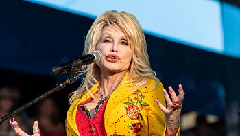 "עדיין לא מוכנה למות": דולי פרטון מתייחסת למצבה הרפואי