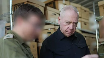 "חוגג עם מיליונים": גלנט הציג מעטפות כסף מאיראן לסינוואר